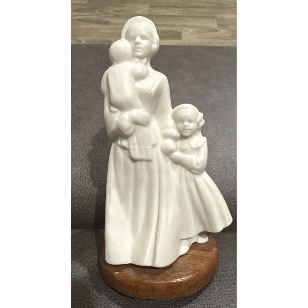 Hansen Classics  Fine Porcelain Vintage Figurine, Mother And Children, China